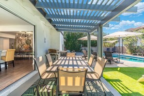 Outdoor dining - 2 Masters | FREE Heated Pool & Hottub | Theater (Scottsdale)
