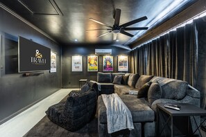 TV, caminetto, libri, studio