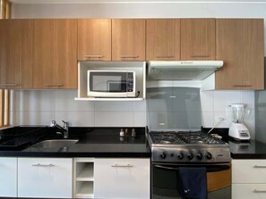 Réfrigérateur, micro-ondes, four, plaque de cuisson