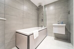 Badewanne, Handtücher, Shampoo