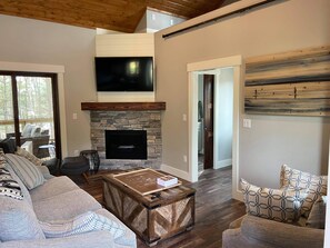 Smart TV, fireplace, video games, books - Lovely lakefront home with dock. Summertime stunner. Winter wonderland nearby. (Nebo)