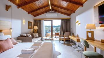 Deluxe Double Room with Outdoor Spa Hydromassage | 1 bedroom, minibar, in-room safe, desk