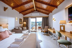 Deluxe Double Room with Outdoor Spa Hydromassage | 迷你吧、客房内保险箱、办公桌、遮光窗帘