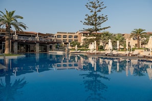 2 piscinas externas, funciona das 10h às 18h, guarda-sóis