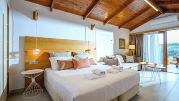 Un hotel moderno con una cama grande, techo de madera, balcón y vistas al exterior.