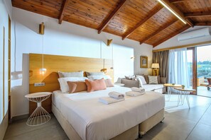 Deluxe Double Room with Outdoor Spa Hydromassage | 迷你吧、客房内保险箱、办公桌、遮光窗帘