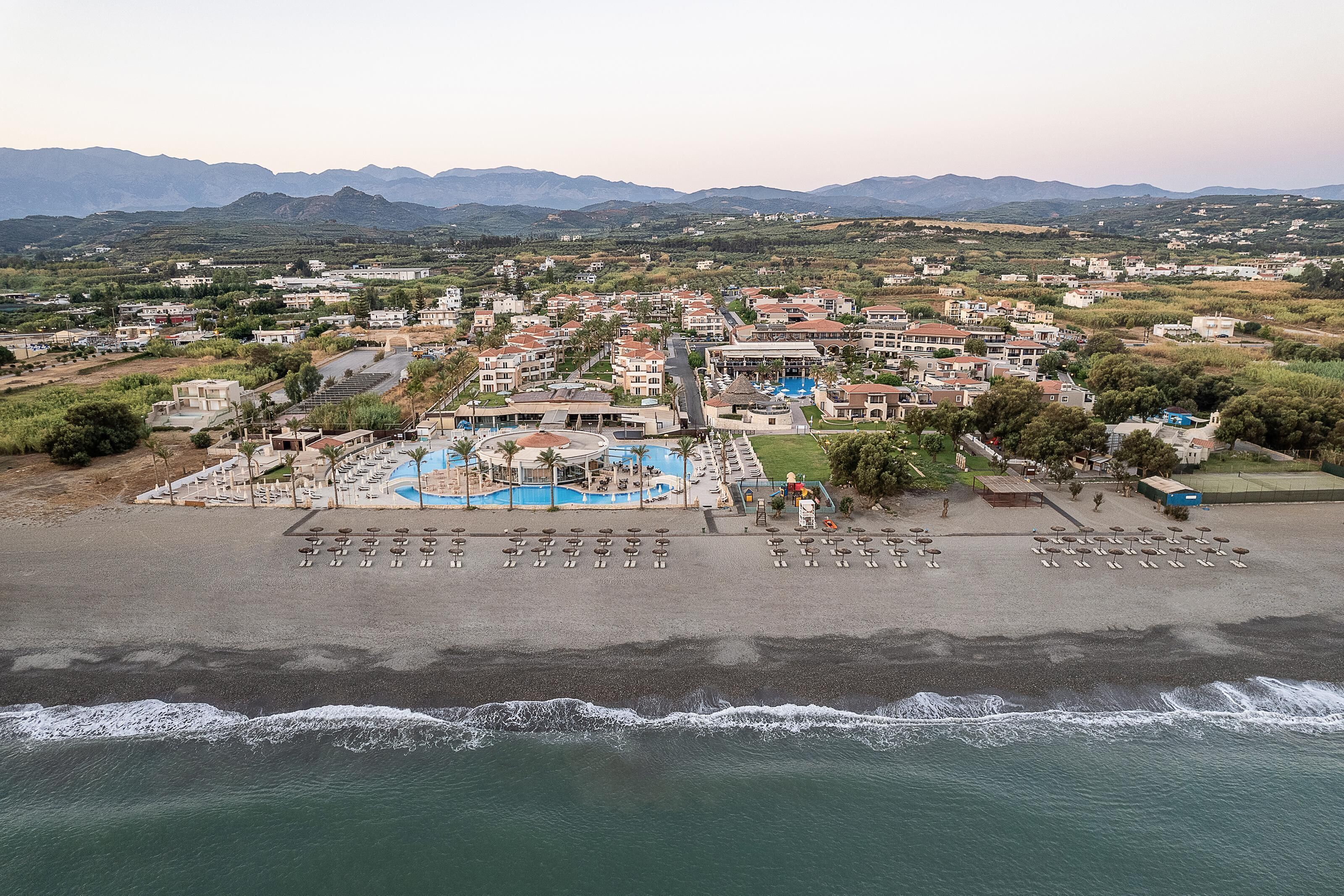 På stranden, liggestole, parasoller, badehåndklæder