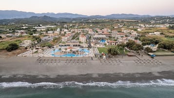 På stranden, liggestole, parasoller, badehåndklæder