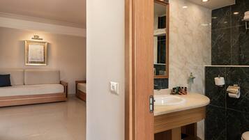 Une salle de bain moderne avec un meuble-lavabo en marbre, un grand miroir et des toilettes.