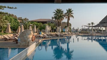 2 piscines extérieures, parasols de plage, chaises longues