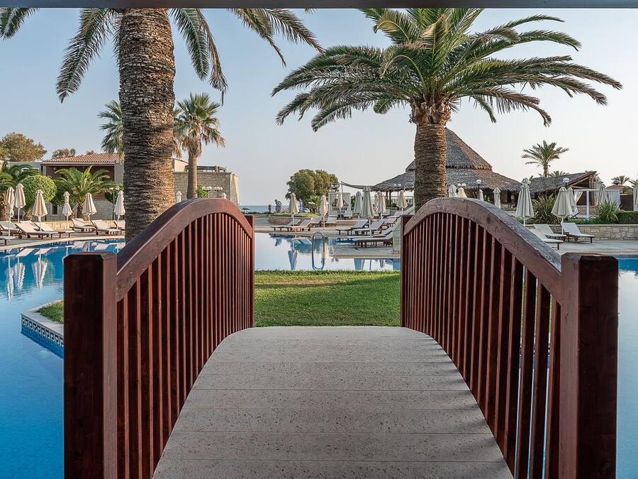 2 piscinas externas, funciona das 10h às 18h, guarda-sóis
