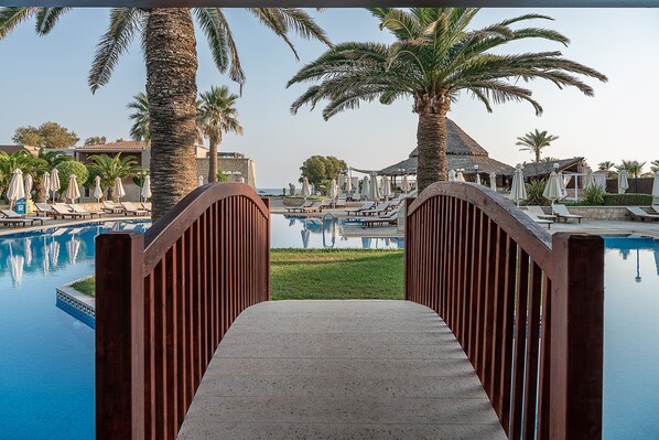 2 室外游泳池，10:00 至 18:00 开放，池畔遮阳伞，日光浴躺椅