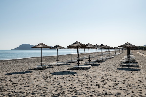 Am Strand, Liegestühle, Sonnenschirme, Strandtücher