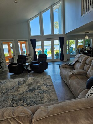 Smart TV, fireplace, DVD player, stereo