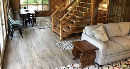 Lake front secluded house w/private boat/swim dock on 242 acre cattle ranch.