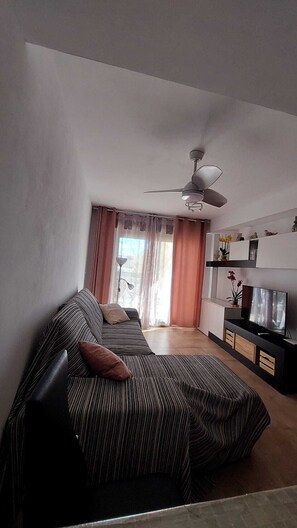 Een smart-tv en een tafeltennistafel