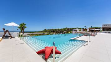 Innenpool, AuĂenpool (je nach Saison geöffnet), Sonnenschirme