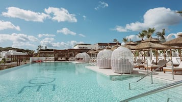 Innenpool, AuĂenpool (je nach Saison geöffnet), Sonnenschirme