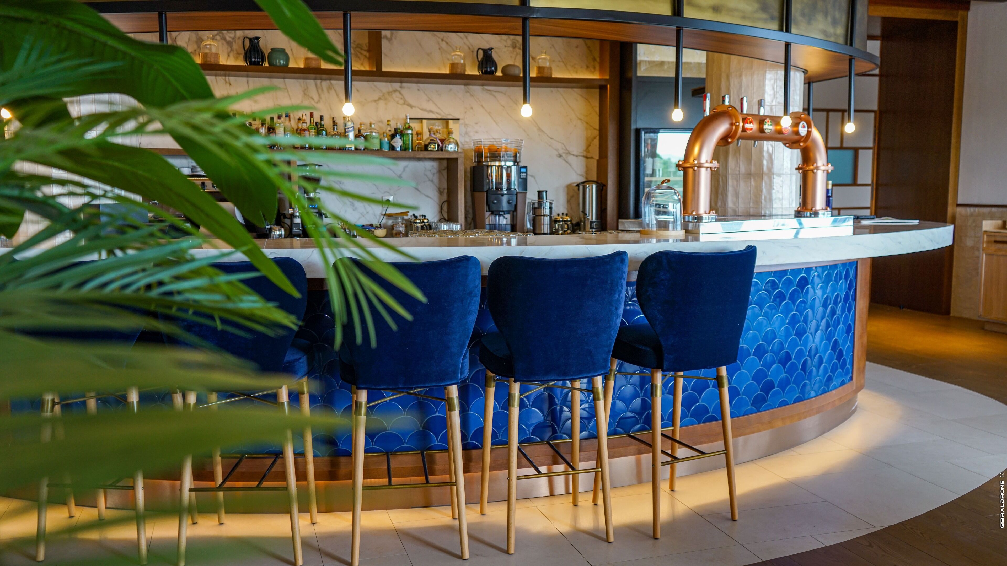 3 restaurants, lunch, dinner served; local cuisine