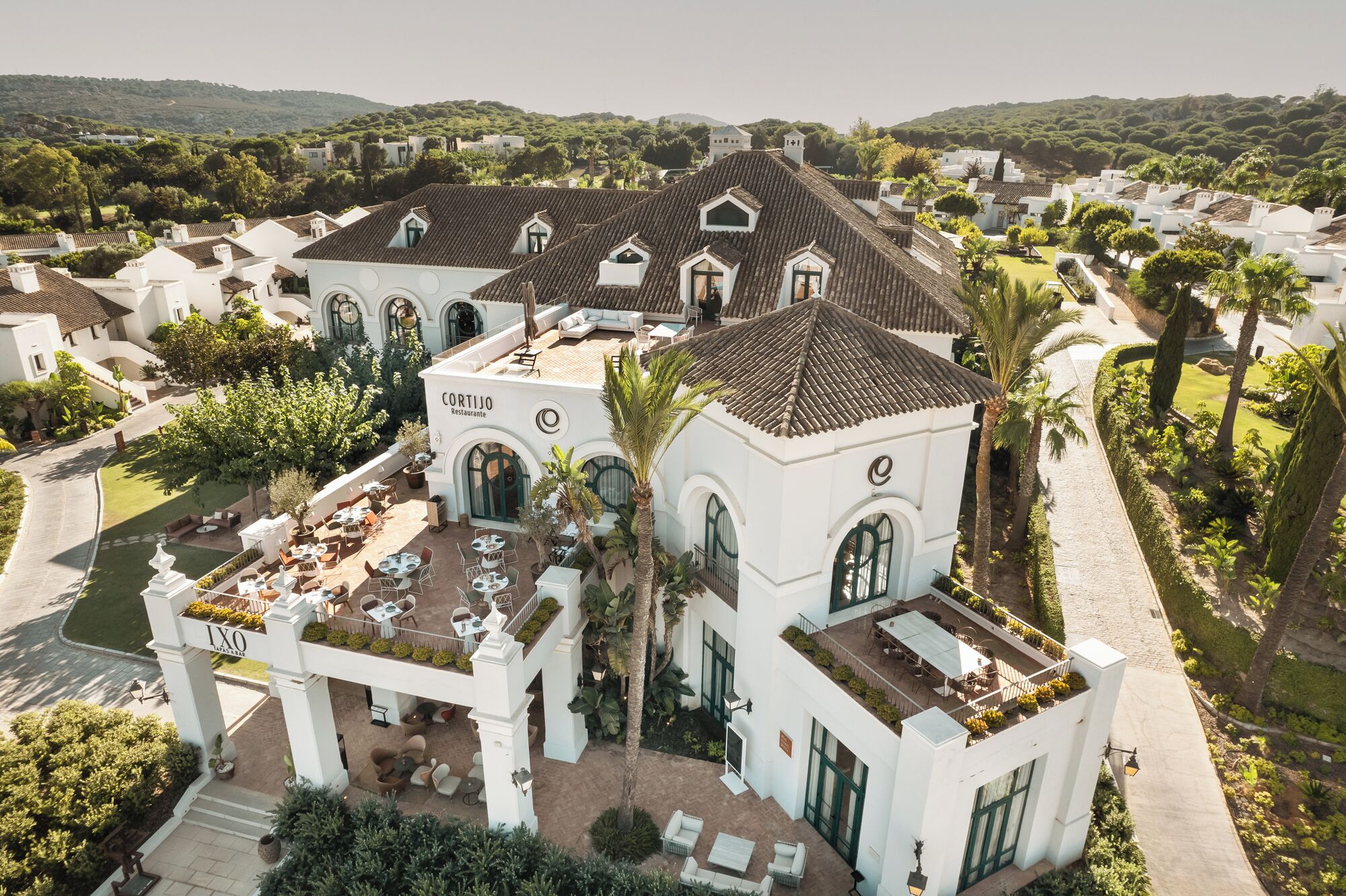 3 restaurantes, se sirven comidas, cenas y cocina local