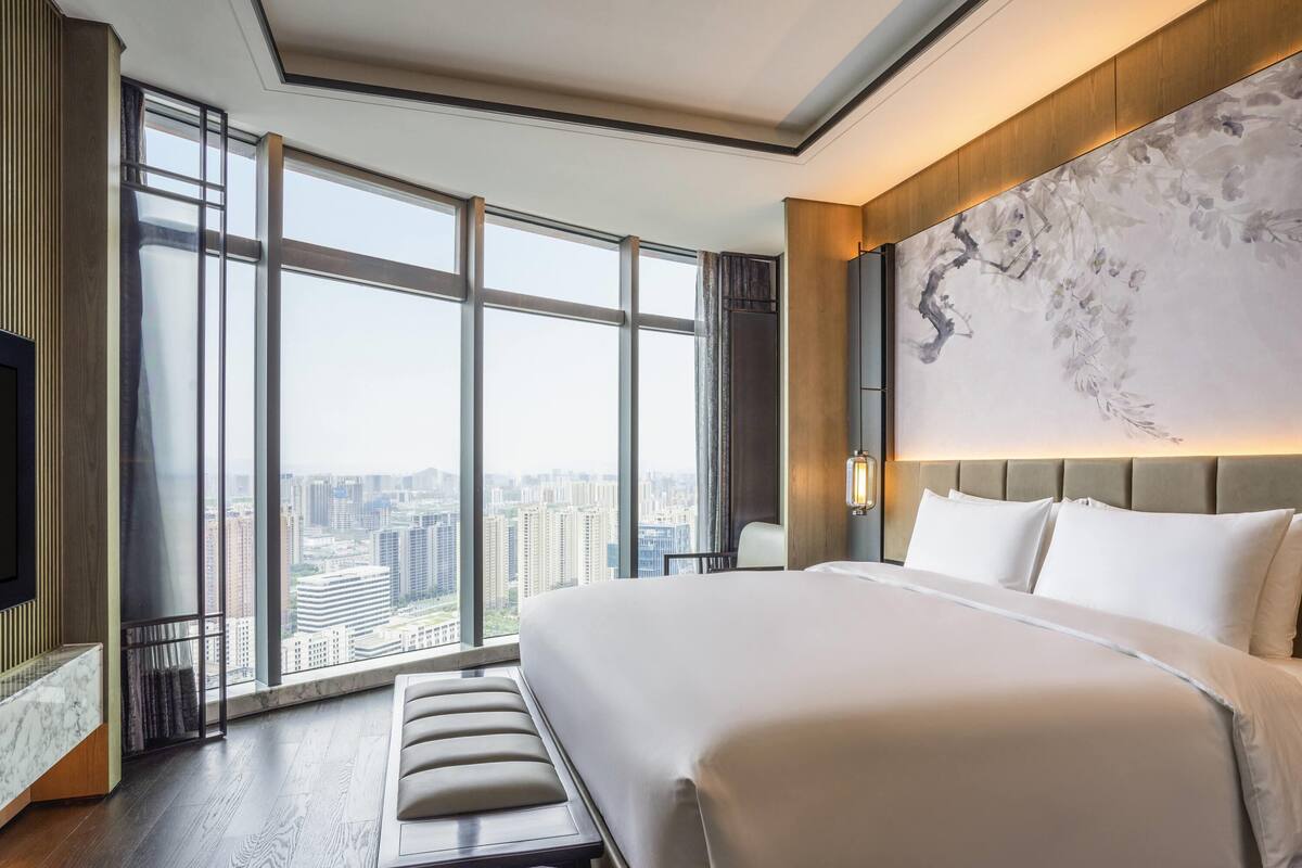 1 habitación, cubrecamas, minibar y caja de seguridad en la habitación