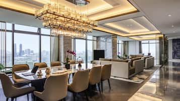 Melayani makan siang dan makan malam dengan sajian masakan Cina