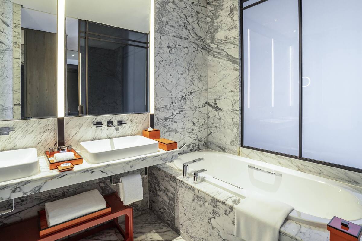 1 habitación, cubrecamas, minibar y caja de seguridad en la habitación