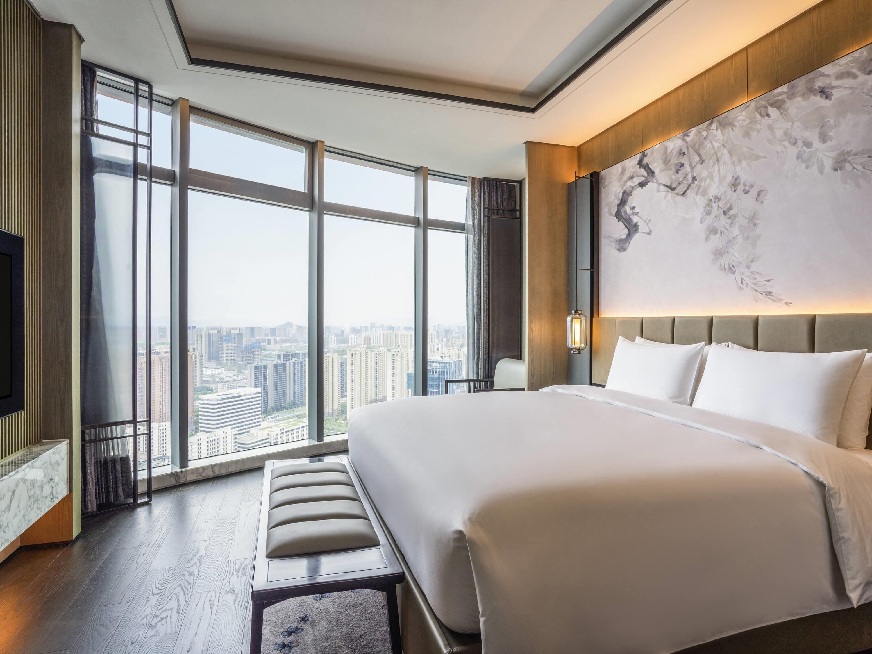 Chăn bông, minibar, két bảo mật tại phòng, bàn 