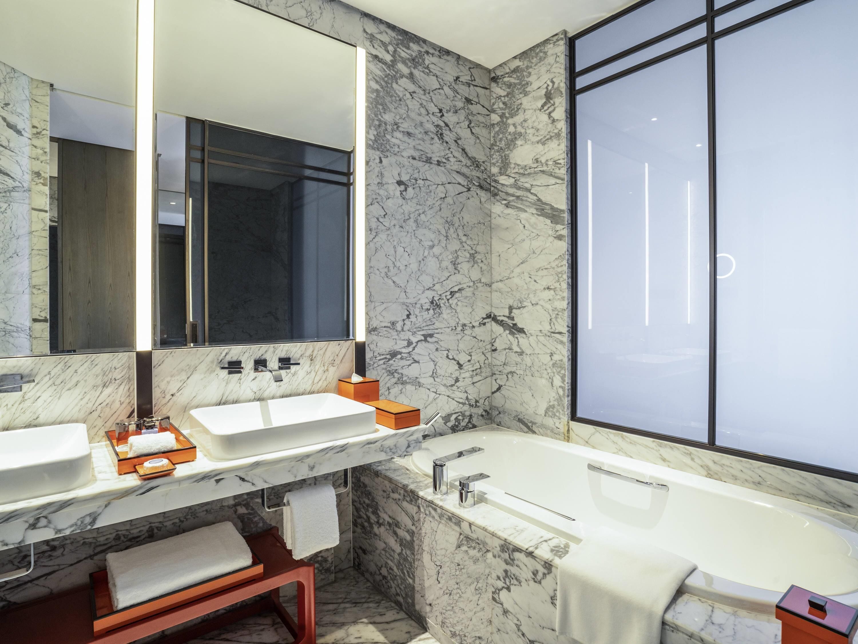 Edredón, minibar, caja de seguridad en la habitación y escritorio 