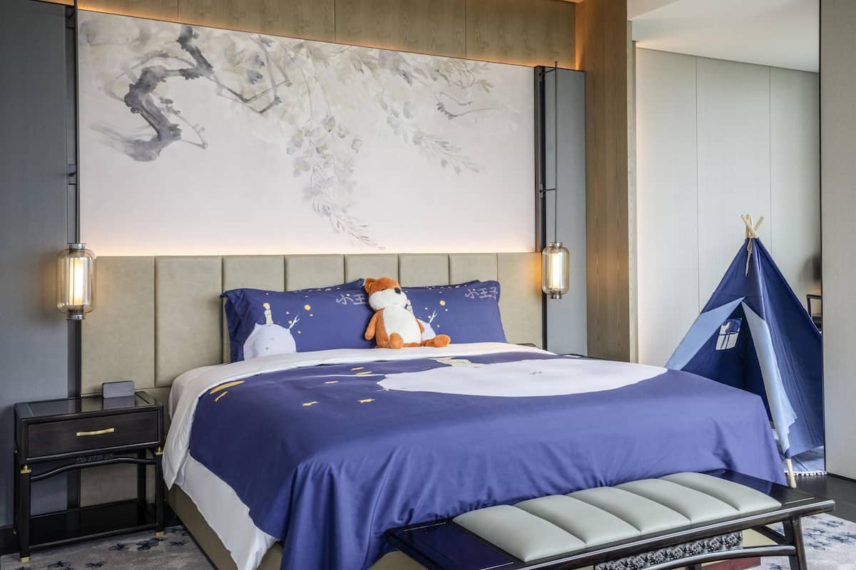 Familiekamer, Meerdere bedden, uitzicht op de stad | Donsdekens, een minibar, een kluis op de kamer, een bureau