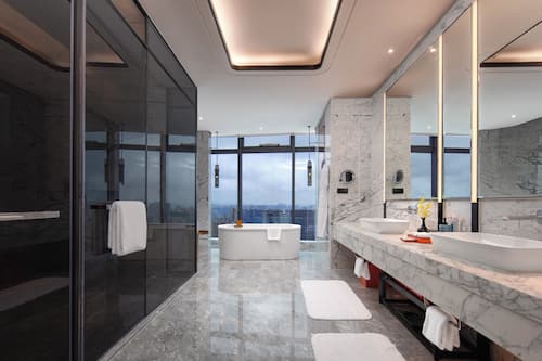 Club-Zimmer (Magnifique) | Badezimmer | Badewanne und Dusche (separat), Regendusche, kostenlose Toilettenartikel