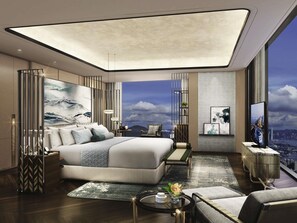 Une chambre d’hôtel moderne dotée d’un grand lit, offrant une vue sur la ville, et comprenant un bureau et une télévision.