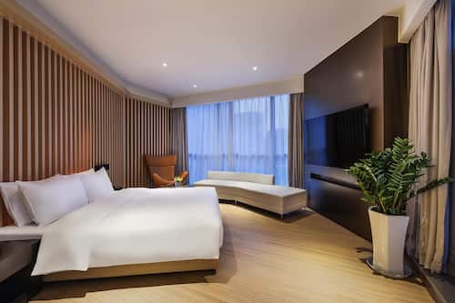 Privilege, Suite, 1 King Bed, Accessible | Down duvets, minibar, soundproofing, free WiFi