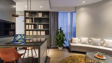 Deluxe Suite, 1 King Bed | Minibar, soundproofing, free WiFi