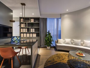 Deluxe Suite, 1 King Bed | Minibar, soundproofing, free WiFi