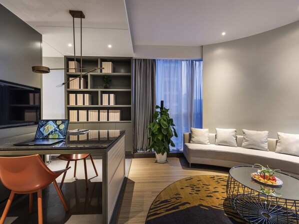 Deluxe suite, 1 kingsize bed | Donzen dekbedden, een minibar, geluiddichte muren, gratis wifi