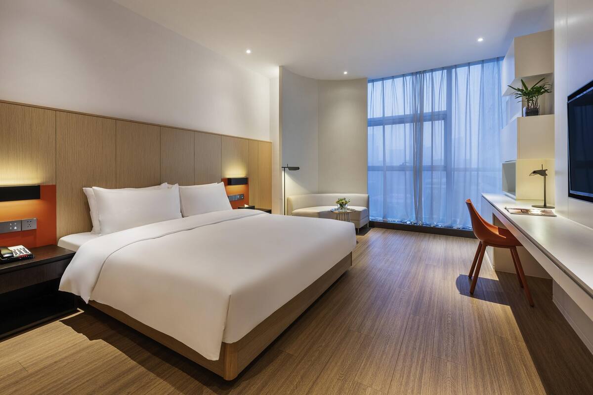 Habitación Deluxe, 1 cama de matrimonio grande | Edredones de plumas, minibar, sistema de insonorización y wifi gratis
