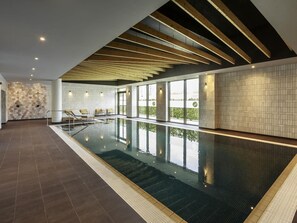 Indoor pool, pool loungers - Novotel Cambridge North (Cambridge)