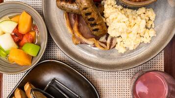 Daily buffet breakfast (GBP 18.00 per person)