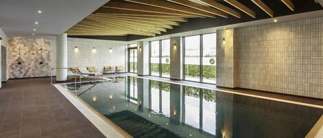 Indoor pool, sun loungers