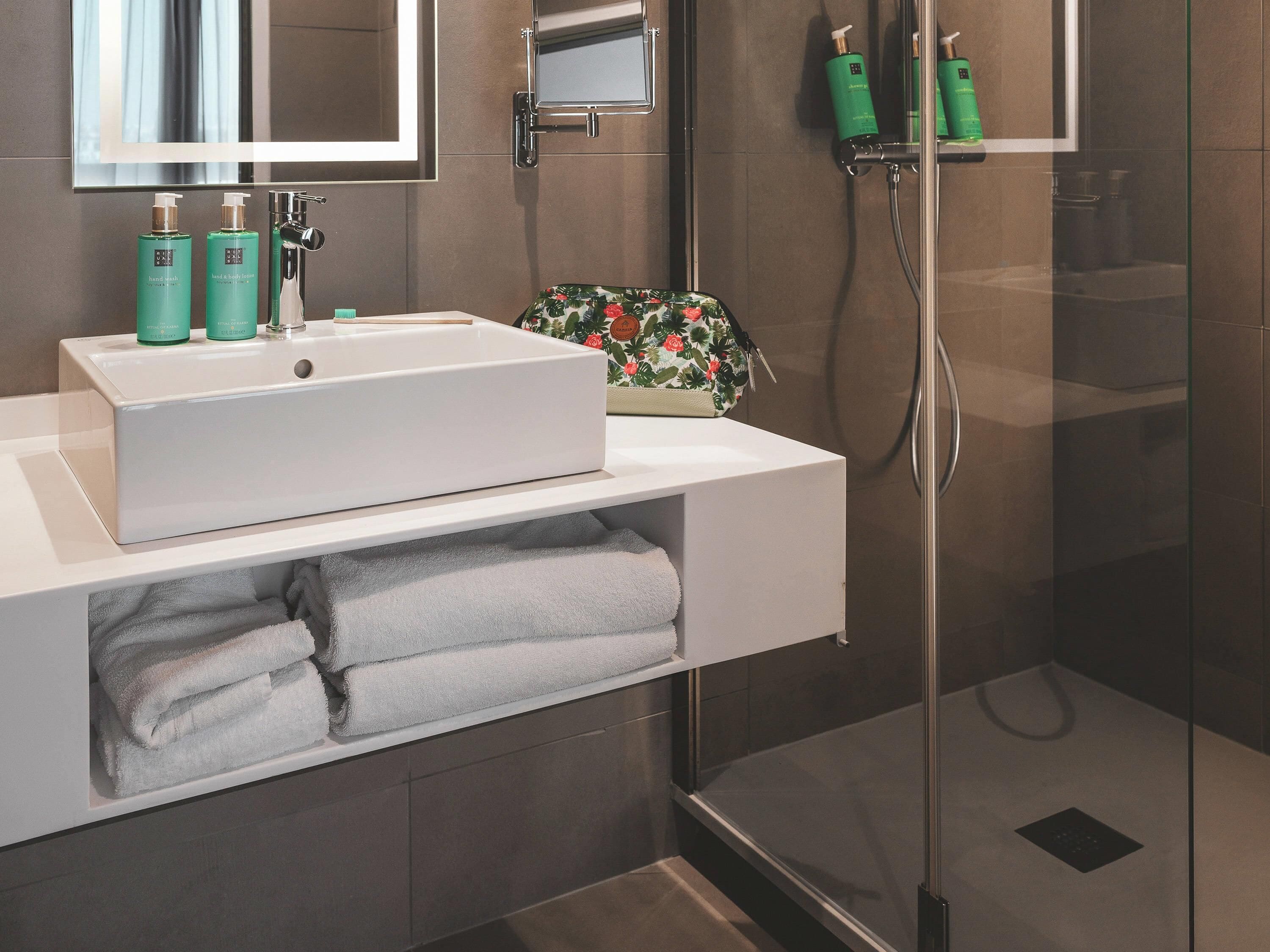 junior suite, 1 queen bed | 1 bedroom, hypo-allergenic bedding, minibar, soundproofing