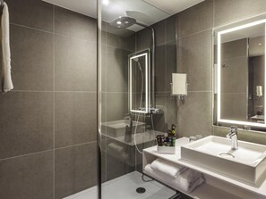Shower, rainfall showerhead, eco-friendly toiletries, hair dryer - Novotel Cambridge North (Cambridge)