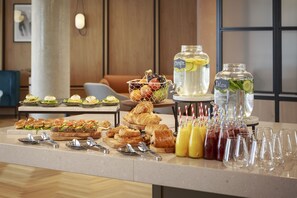 Daily buffet breakfast for a fee - Novotel Cambridge North (Cambridge)