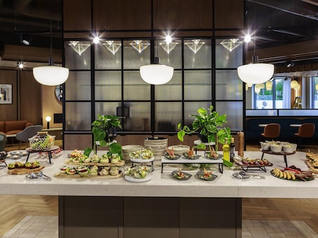 Lunch and dinner served, international cuisine