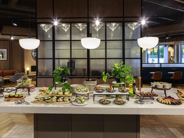 Se sirven almuerzos, cenas y cocina internacional 