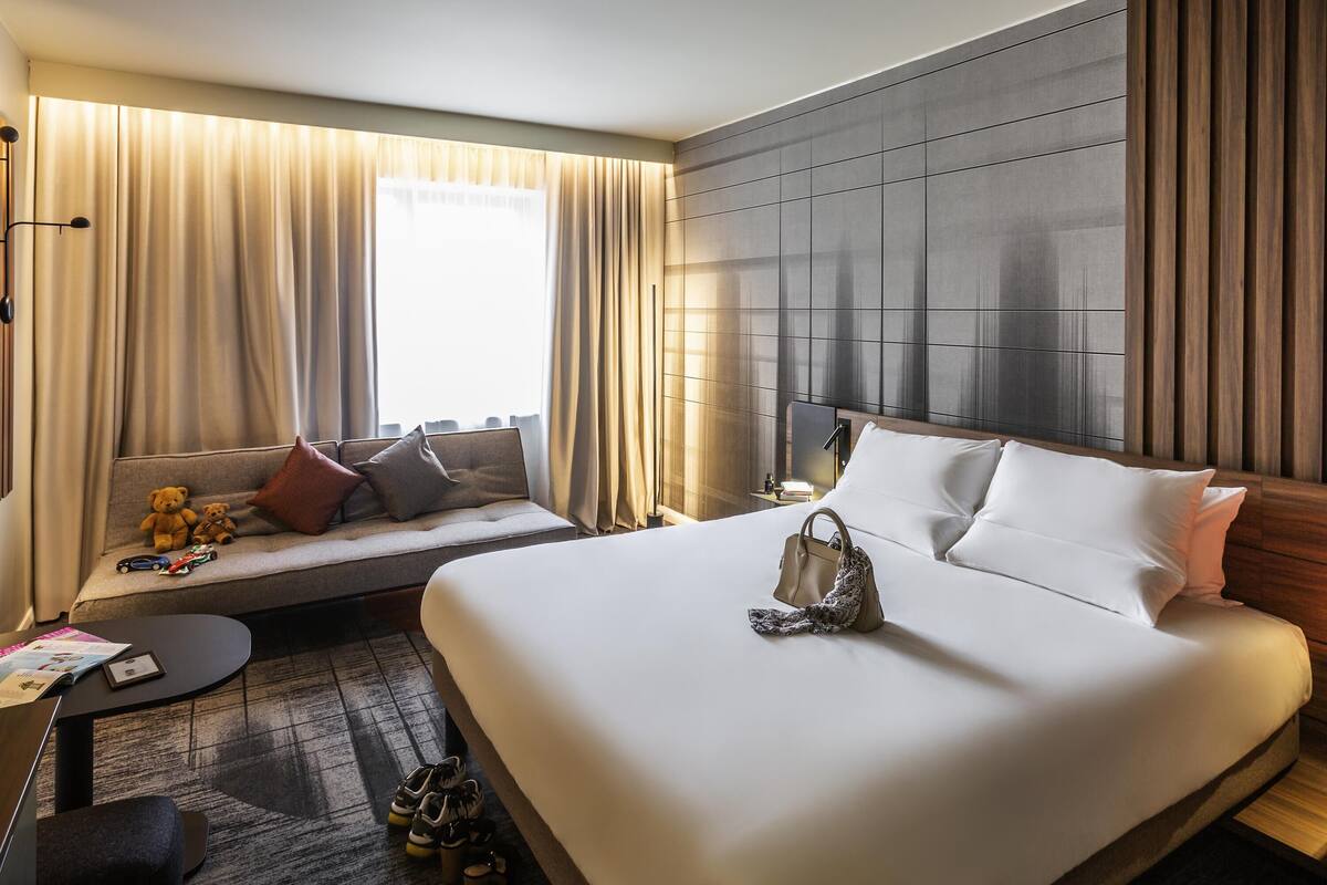 Executive Queen with Single Sofa Bed | 低過敏寢具、迷你吧、隔音、熨斗/熨衣板
