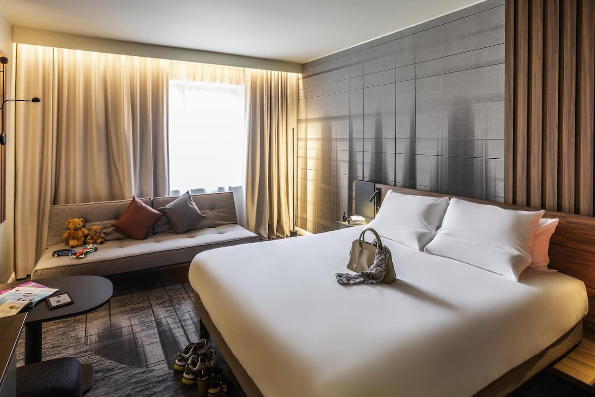 Executive Queen with Single Sofa Bed | 1 bedroom, hypo-allergenic bedding, minibar, soundproofing