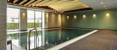 Piscina interna, espreguiçadeiras