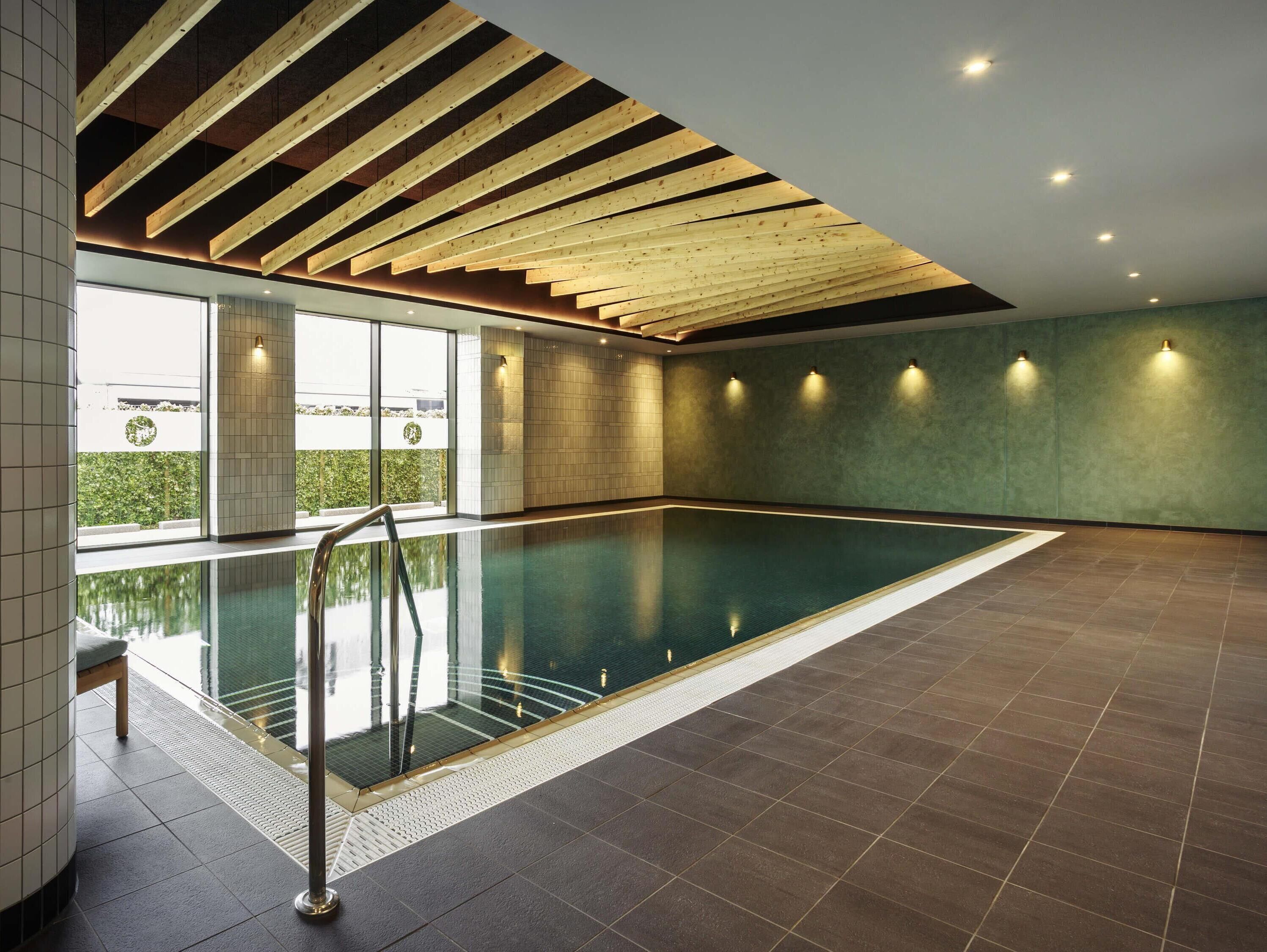 Indoor pool, sun loungers