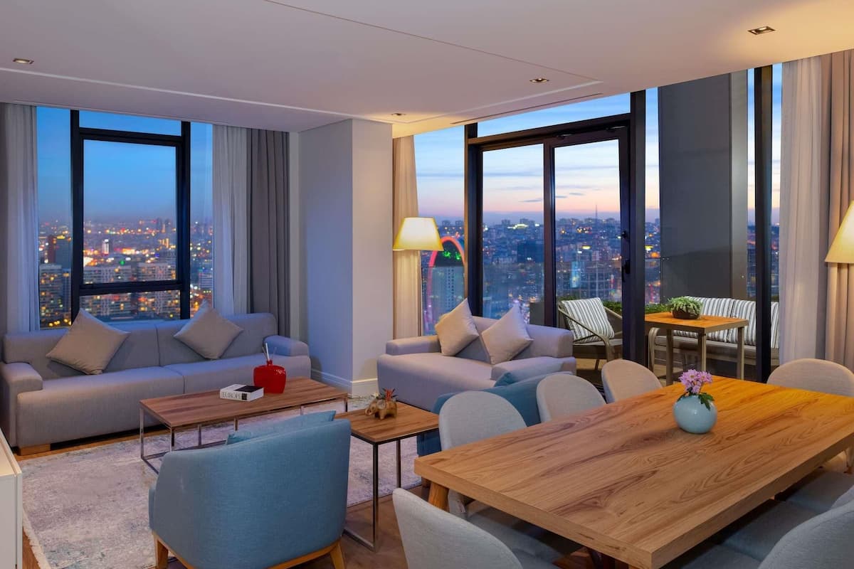 Appartement, 4 chambres (Sky Villa) | Coffre-fort, bureau, rideaux dâobscurcissement